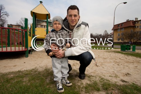  06.04.2011 RZESZOW DZIEN Z Z ZYCIA SIATKARZA ASSECO RESOVIA OLIEGA ACHREMA. N/Z OLIEG ACHREM NA SPACERZE Z SYNEM IGOREM  