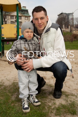  06.04.2011 RZESZOW DZIEN Z Z ZYCIA SIATKARZA ASSECO RESOVIA OLIEGA ACHREMA. N/Z OLIEG ACHREM NA SPACERZE Z SYNEM IGOREM  