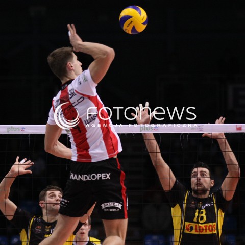  22.10.2011 RZESZOW SIATKOWKA PLUS LIGA 2011/2012 MEN VOLLEYBALL POLAND POLISH PLUSLIGA LEAGUE SEASON 2011/2012 MECZ ASSECO RESOVIA RZESZOW - LOTOS TREFL GDANSK N/Z ATAK PIOTR NOWAKOWSKI BLOK WALDEMAR SWIRYDOWICZ ARTUR AUGUSTYN  