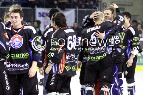  29.12.2011 SANOK HOKEJ NA LODZIE POLSKA LIGA HOKEJA PLH PUCHAR POLSKI SEZON FINAL 2010/2011 ICE HOCKEY POLISH HOCKEY LEAGUE POLISH CUP FINAL CIARKO PBS BANK SANOK - AKSAM UNIA OSWIECIM N/Z RADOSC WYGRANA PUCHAR HOKEISTOW CIARKO PBS BANK SANOK  