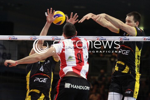  21.01.2012 RZESZOW SIATKOWKA PUCHAR POLSKI 2012 MEN VOLLEYBALL ENEA CUP MEN MECZ POLFINAL SEMIFINAL ASSECO RESOVIA - PGE SKRA BELCHATOW N/Z ATAK GYORGY GROZER BLOK BARTOSZ KUREK DANIEL PLINSKI  
