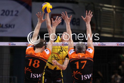  22.01.2012 RZESZOW SIATKOWKA PUCHAR POLSKI 2012 MEN VOLLEYBALL ENEA CUP MEN MECZ FINAL JASTRZEBSKI WEGIEL - PGE SKRA BELCHATOW N/Z ATAK MARIUSZ WLAZLY BLOK JOHANNES BONTJE LUCIANO BOZKO  