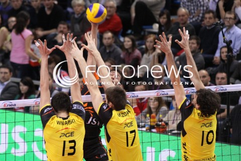  22.01.2012 RZESZOW SIATKOWKA PUCHAR POLSKI 2012 MEN VOLLEYBALL ENEA CUP MEN MECZ FINAL JASTRZEBSKI WEGIEL - PGE SKRA BELCHATOW N/Z ATAK ASHLEI NEMER BLOK MICHAL WINIARSKI MIGUEL ANGEL FALASCA MARCIN MOZDZONEK  