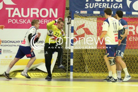  07.03.2012 MIELEC HALA MOSIR PILKA RECZNA MEZCZYZN HANDBALL PGNIG SUPERLIGA 2011/2012 MECZ TAURON STAL MIELEC - WISLA ORLEN PLOCK N/Z MORTEN SEIER LUKASZ JANYST  
