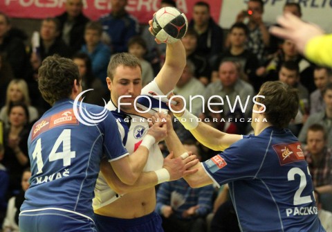  07.03.2012 MIELEC HALA MOSIR PILKA RECZNA MEZCZYZN HANDBALL PGNIG SUPERLIGA 2011/2012 MECZ TAURON STAL MIELEC - WISLA ORLEN PLOCK N/Z ADAM WISNIEWSKI  