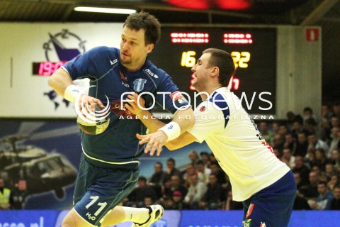  07.03.2012 MIELEC HALA MOSIR PILKA RECZNA MEZCZYZN HANDBALL PGNIG SUPERLIGA 2011/2012 MECZ TAURON STAL MIELEC - WISLA ORLEN PLOCK N/Z ADAM BABICZ MICHAL KUBISZTAL  