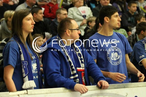  07.03.2012 MIELEC HALA MOSIR PILKA RECZNA MEZCZYZN HANDBALL PGNIG SUPERLIGA 2011/2012 MECZ TAURON STAL MIELEC - WISLA ORLEN PLOCK N/Z KIBICE ORLEN WISLA PLOCK  