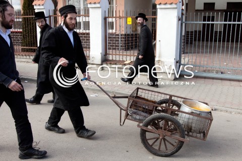  15.03.2012 LEZAJSK PIELGRZYMKA CHASYDOW DO GROBU CADYKA ELIMELECHA WEISSBLUMA W LEZAJSKU W  ROCZNICE SMIERCI.  