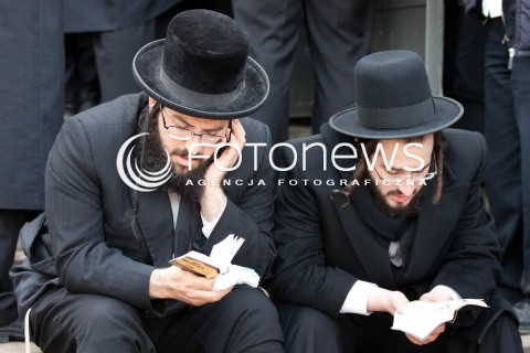  15.03.2012 LEZAJSK PIELGRZYMKA CHASYDOW DO GROBU CADYKA ELIMELECHA WEISSBLUMA W LEZAJSKU W  ROCZNICE SMIERCI.  