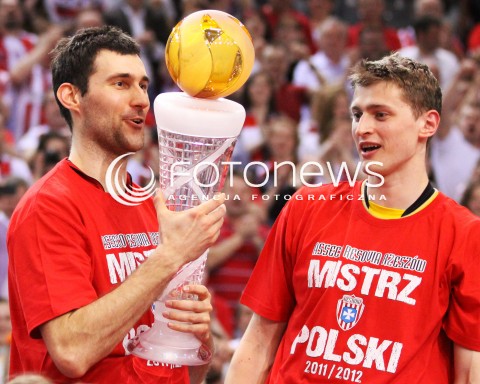  22.04.2012 RZESZOW SIATKOWKA PLUSLIGA 4. MECZ FINALOWY SEZONU 2011/2012 MEN VOLLEYBALL PLUSLIGA SEASON 2011/2012 FINAL GAME NUMBER 4 ASSECO RESOVIA - PGE SKRA BELCHATOW N/Z PIOTR NOWAKOWSKI GRZEGORZ KOSOK RADOSC WYGRANA DEKORACJA KORONACJA SIATKARZY ASSECO RESOVIA  