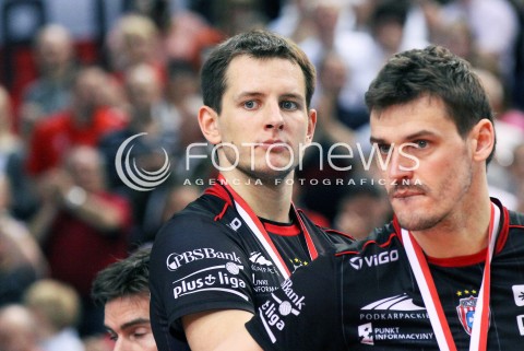  22.04.2012 RZESZOW <br />SIATKOWKA PLUSLIGA 4. MECZ FINALOWY SEZONU 2011/2012 MEN VOLLEYBALL PLUSLIGA SEASON 2011/2012 FINAL GAME NUMBER 4 ASSECO RESOVIA - PGE SKRA BELCHATOW <br />N/Z BARTOSZ KUREK (C) W KOSZULCE ASSECO RESOVII SMUTEK PRZEGRANA DANIEL PLINSKI (P)<br /> 