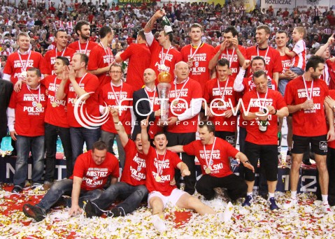  22.04.2012 RZESZOW SIATKOWKA PLUSLIGA 4. MECZ FINALOWY SEZONU 2011/2012 MEN VOLLEYBALL PLUSLIGA SEASON 2011/2012 FINAL GAME NUMBER 4 ASSECO RESOVIA - PGE SKRA BELCHATOW N/Z RADOSC WYGRANA DEKORACJA KORONACJA SIATKARZY ASSECO RESOVIA  