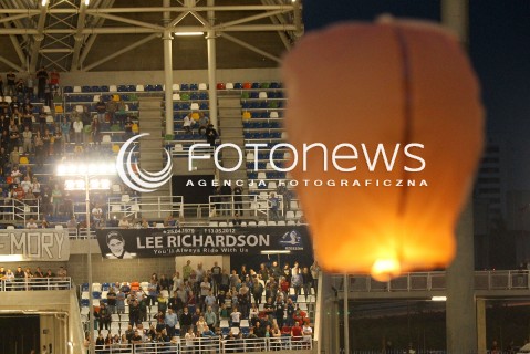  01.09.2012 RZESZOW ZUZEL SPEEDWAY GWIAZDY SPEEDWAYA DLA LEE RICHARDSONA I XXIX MEMORIAL EUGENIUSZA NAZIMKA N/Z KIBICE WYPUSCILI W POWIETRZE LAMPIONY NA CZESC LEE RICHARDSONA FOTO MACIEJ GOCLON / FOTONEWS 