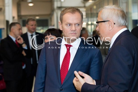  25.10.2012 RZESZOW WIZYTA PREMIERA DONALDA TUSKA W ZAKLADACH WSK PZL-RZESZOW N/Z DONALD TUSK I PREZES WSK MAREK DARECKI  