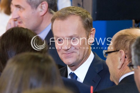  10.11.2012 RZESZOW UDZIAL PREMIERA DONALDA TUSKA W OTWARCIU PLACOWKI SIEMACHA SPOT I SPOTKANIE Z DZIECMI - PODOPIECZNYMI SIEMACHY N/Z DONALD TUSK PREMIER  