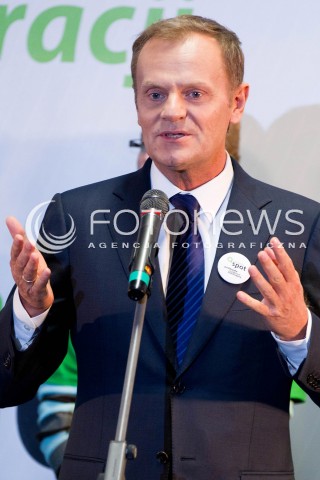  10.11.2012 RZESZOW UDZIAL PREMIERA DONALDA TUSKA W OTWARCIU PLACOWKI SIEMACHA SPOT I SPOTKANIE Z DZIECMI - PODOPIECZNYMI SIEMACHY N/Z DONALD TUSK PREMIER  