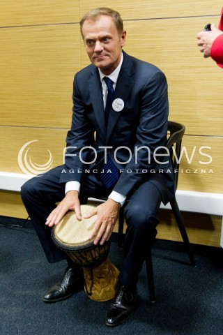  10.11.2012 RZESZOW UDZIAL PREMIERA DONALDA TUSKA W OTWARCIU PLACOWKI SIEMACHA SPOT I SPOTKANIE Z DZIECMI - PODOPIECZNYMI SIEMACHY N/Z DONALD TUSK PREMIER  