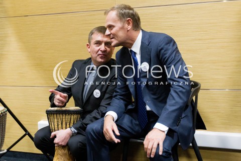  10.11.2012 RZESZOW UDZIAL PREMIERA DONALDA TUSKA W OTWARCIU PLACOWKI SIEMACHA SPOT I SPOTKANIE Z DZIECMI - PODOPIECZNYMI SIEMACHY N/Z DONALD TUSK PREMIER I KSIADZ ANDRZEJ AUGUSTYNSKI - DYREKTOR GENERALNY STOWARZYSZENIA SIEMACHA  