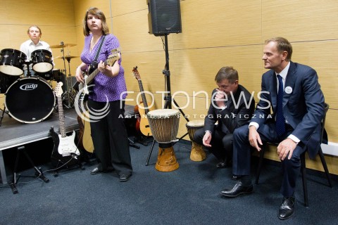  10.11.2012 RZESZOW UDZIAL PREMIERA DONALDA TUSKA W OTWARCIU PLACOWKI SIEMACHA SPOT I SPOTKANIE Z DZIECMI - PODOPIECZNYMI SIEMACHY N/Z DONALD TUSK PREMIER SLUCHA KONCERTU MLODZIEZY  