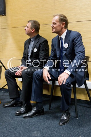  10.11.2012 RZESZOW UDZIAL PREMIERA DONALDA TUSKA W OTWARCIU PLACOWKI SIEMACHA SPOT I SPOTKANIE Z DZIECMI - PODOPIECZNYMI SIEMACHY N/Z DONALD TUSK PREMIER I KSIADZ ANDRZEJ AUGUSTYNSKI - DYREKTOR GENERALNY STOWARZYSZENIA SIEMACHA  