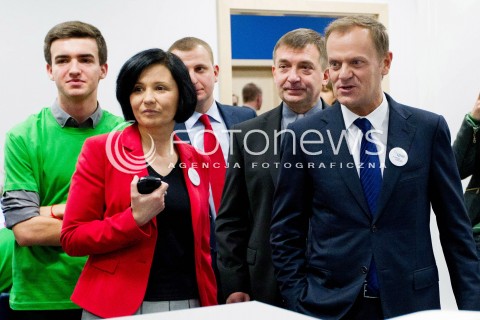  10.11.2012 RZESZOW UDZIAL PREMIERA DONALDA TUSKA W OTWARCIU PLACOWKI SIEMACHA SPOT I SPOTKANIE Z DZIECMI - PODOPIECZNYMI SIEMACHY N/Z DONALD TUSK PREMIER I ANNA LITWORA - DYREKTOR PLACOWEK DZIENNYCH SIEMACHA  
