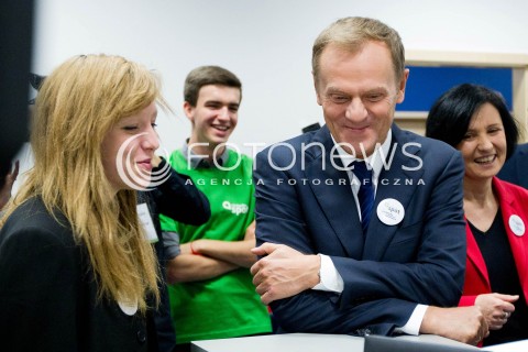 10.11.2012 RZESZOW UDZIAL PREMIERA DONALDA TUSKA W OTWARCIU PLACOWKI SIEMACHA SPOT I SPOTKANIE Z DZIECMI - PODOPIECZNYMI SIEMACHY N/Z DONALD TUSK PREMIER ROZMAWIA Z DZIECMI  