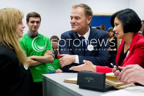 10.11.2012 RZESZOW UDZIAL PREMIERA DONALDA TUSKA W OTWARCIU PLACOWKI SIEMACHA SPOT I SPOTKANIE Z DZIECMI - PODOPIECZNYMI SIEMACHY N/Z DONALD TUSK PREMIER ROZMAWIA Z DZIECMI  