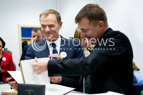  10.11.2012 RZESZOW UDZIAL PREMIERA DONALDA TUSKA W OTWARCIU PLACOWKI SIEMACHA SPOT I SPOTKANIE Z DZIECMI - PODOPIECZNYMI SIEMACHY N/Z DONALD TUSK PREMIER I KSIADZ ANDRZEJ AUGUSTYNSKI - DYREKTOR GENERALNY STOWARZYSZENIA SIEMACHA  