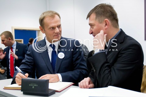  10.11.2012 RZESZOW UDZIAL PREMIERA DONALDA TUSKA W OTWARCIU PLACOWKI SIEMACHA SPOT I SPOTKANIE Z DZIECMI - PODOPIECZNYMI SIEMACHY N/Z DONALD TUSK PREMIER I KSIADZ ANDRZEJ AUGUSTYNSKI - DYREKTOR GENERALNY STOWARZYSZENIA SIEMACHA  