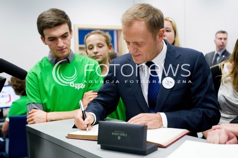  10.11.2012 RZESZOW UDZIAL PREMIERA DONALDA TUSKA W OTWARCIU PLACOWKI SIEMACHA SPOT I SPOTKANIE Z DZIECMI - PODOPIECZNYMI SIEMACHY N/Z DONALD TUSK PREMIER  