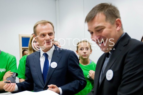  10.11.2012 RZESZOW UDZIAL PREMIERA DONALDA TUSKA W OTWARCIU PLACOWKI SIEMACHA SPOT I SPOTKANIE Z DZIECMI - PODOPIECZNYMI SIEMACHY N/Z DONALD TUSK PREMIER  