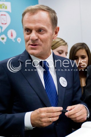  10.11.2012 RZESZOW UDZIAL PREMIERA DONALDA TUSKA W OTWARCIU PLACOWKI SIEMACHA SPOT I SPOTKANIE Z DZIECMI - PODOPIECZNYMI SIEMACHY N/Z DONALD TUSK PREMIER  