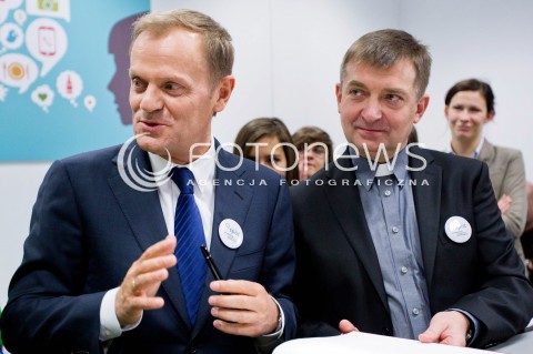  10.11.2012 RZESZOW UDZIAL PREMIERA DONALDA TUSKA W OTWARCIU PLACOWKI SIEMACHA SPOT I SPOTKANIE Z DZIECMI - PODOPIECZNYMI SIEMACHY N/Z DONALD TUSK PREMIER I KSIADZ ANDRZEJ AUGUSTYNSKI - DYREKTOR GENERALNY STOWARZYSZENIA SIEMACHA  