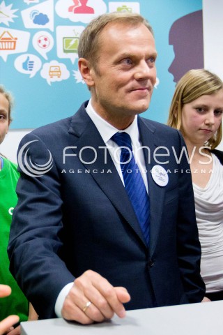  10.11.2012 RZESZOW UDZIAL PREMIERA DONALDA TUSKA W OTWARCIU PLACOWKI SIEMACHA SPOT I SPOTKANIE Z DZIECMI - PODOPIECZNYMI SIEMACHY N/Z DONALD TUSK PREMIER  