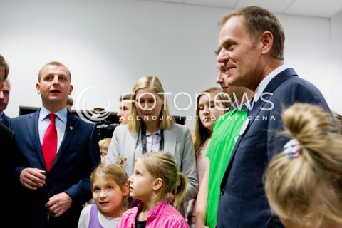  10.11.2012 RZESZOW UDZIAL PREMIERA DONALDA TUSKA W OTWARCIU PLACOWKI SIEMACHA SPOT I SPOTKANIE Z DZIECMI - PODOPIECZNYMI SIEMACHY N/Z DONALD TUSK PREMIER SPOTKAL SIE Z DZIECMI  