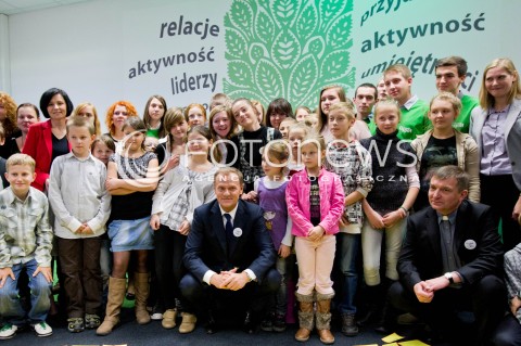  10.11.2012 RZESZOW UDZIAL PREMIERA DONALDA TUSKA W OTWARCIU PLACOWKI SIEMACHA SPOT I SPOTKANIE Z DZIECMI - PODOPIECZNYMI SIEMACHY N/Z DONALD TUSK PREMIER POZUJE DO ZDJECIA Z DZIECMI  