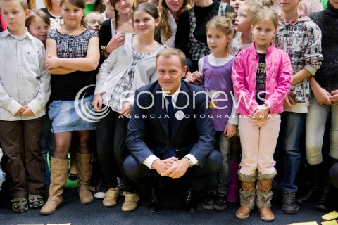  10.11.2012 RZESZOW UDZIAL PREMIERA DONALDA TUSKA W OTWARCIU PLACOWKI SIEMACHA SPOT I SPOTKANIE Z DZIECMI - PODOPIECZNYMI SIEMACHY N/Z DONALD TUSK PREMIER POZUJE DO ZDJECIA Z DZIECMI  