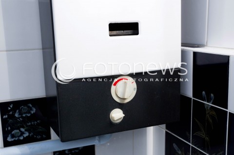  16.11.2012 RZESZOW ZDJECIA ILUSTRACYJNE. ROZPOCZYNA SIE ZIMA, PODCZAS KTOREJ DOCHODZI DO NAJWIEKSZEJ ILOSCI ZACZADZEN I ZATRUC TLENKIEM WEGLA N/Z STARY PIECYK GAZOWY W LAZIENCE  