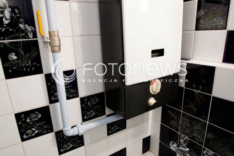  16.11.2012 RZESZOW ZDJECIA ILUSTRACYJNE. ROZPOCZYNA SIE ZIMA, PODCZAS KTOREJ DOCHODZI DO NAJWIEKSZEJ ILOSCI ZACZADZEN I ZATRUC TLENKIEM WEGLA N/Z STARY PIECYK GAZOWY W LAZIENCE  