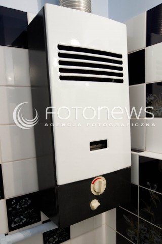  16.11.2012 RZESZOW ZDJECIA ILUSTRACYJNE. ROZPOCZYNA SIE ZIMA, PODCZAS KTOREJ DOCHODZI DO NAJWIEKSZEJ ILOSCI ZACZADZEN I ZATRUC TLENKIEM WEGLA N/Z STARY PIECYK GAZOWY W LAZIENCE  