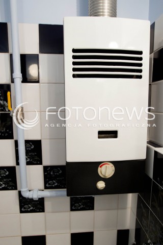  16.11.2012 RZESZOW ZDJECIA ILUSTRACYJNE. ROZPOCZYNA SIE ZIMA, PODCZAS KTOREJ DOCHODZI DO NAJWIEKSZEJ ILOSCI ZACZADZEN I ZATRUC TLENKIEM WEGLA N/Z STARY PIECYK GAZOWY W LAZIENCE  