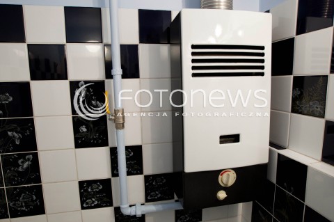  16.11.2012 RZESZOW ZDJECIA ILUSTRACYJNE. ROZPOCZYNA SIE ZIMA, PODCZAS KTOREJ DOCHODZI DO NAJWIEKSZEJ ILOSCI ZACZADZEN I ZATRUC TLENKIEM WEGLA N/Z STARY PIECYK GAZOWY W LAZIENCE  