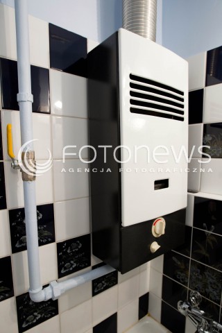  16.11.2012 RZESZOW ZDJECIA ILUSTRACYJNE. ROZPOCZYNA SIE ZIMA, PODCZAS KTOREJ DOCHODZI DO NAJWIEKSZEJ ILOSCI ZACZADZEN I ZATRUC TLENKIEM WEGLA N/Z STARY PIECYK GAZOWY W LAZIENCE  