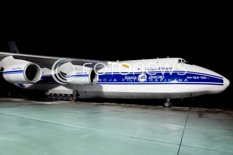  23.11.2012 JASIONKA PRZYLOT SAMOLOTU ANTONOV AN-124 RUSLAN NA LOTNISKO RZESZOW JASIONKA. JEST TO JEDEN Z NAJWIEKSZYCH SAMOLOTOW TRANSPORTOWYCH NA SWIECIE. NIEOFICJALNIE WIADOMO, ZE TRANSPORTOWIEC PRZYLECIAL PO SMIGLOWCE WYPRODUKOWANE W SWIDNIKU ZAKUPIONE NA FILIPINY N/Z RUSLAN  