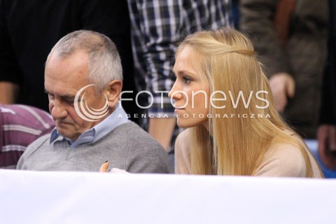  24.11.2012 RZESZOW SIATKOWKA PLUS LIGA 2012/2013 MEN VOLLEYBALL POLAND POLISH PLUSLIGA LEAGUE SEASON 2012/2013 MECZ ASSECO RESOVIA RZESZOW - AZS POLITECHNIKA WARSZAWSKA N/Z JOANNA MICHALSKA - DZIEWCZYNA ZBIGNIEWA BARTMANA I TATO ZBIGNIEWA BARTMANA  