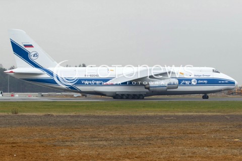  24.11.2012 JASIONKA PRZYLOT SAMOLOTU ANTONOV AN-124 RUSLAN NA LOTNISKO RZESZOW JASIONKA. JEST TO JEDEN Z NAJWIEKSZYCH SAMOLOTOW TRANSPORTOWYCH NA SWIECIE. NIEOFICJALNIE WIADOMO, ZE TRANSPORTOWIEC PRZYLECIAL PO SMIGLOWCE WYPRODUKOWANE W SWIDNIKU ZAKUPIONE NA FILIPINY N/Z RUSLAN  