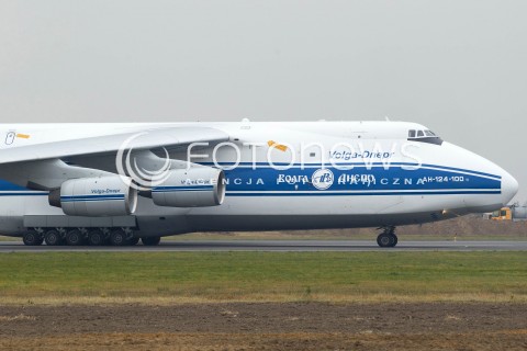  24.11.2012 JASIONKA PRZYLOT SAMOLOTU ANTONOV AN-124 RUSLAN NA LOTNISKO RZESZOW JASIONKA. JEST TO JEDEN Z NAJWIEKSZYCH SAMOLOTOW TRANSPORTOWYCH NA SWIECIE. NIEOFICJALNIE WIADOMO, ZE TRANSPORTOWIEC PRZYLECIAL PO SMIGLOWCE WYPRODUKOWANE W SWIDNIKU ZAKUPIONE NA FILIPINY N/Z RUSLAN  