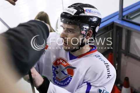  04.12.2012 SANOK HOKEJ NA LODZIE PLH MECZ CIARKO PBS BANK SANOK - GKS TYCHY N/Z WOJTEK WOJCIECH WOLSKI ZEGNA SIE Z SANOCKA PUBLICZNOSCIA I ROZDAJE AUTOGRAFY  