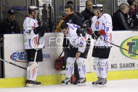  04.12.2012 SANOK HOKEJ NA LODZIE PLH MECZ CIARKO PBS BANK SANOK - GKS TYCHY N/Z TOMASZ MALASINSKI BOL URAZ KONTUZJA  