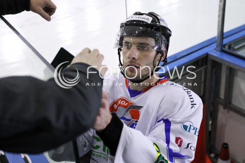 04.12.2012 SANOK HOKEJ NA LODZIE PLH MECZ CIARKO PBS BANK SANOK - GKS TYCHY N/Z WOJTEK WOJCIECH WOLSKI ZEGNA SIE Z SANOCKA PUBLICZNOSCIA I ROZDAJE AUTOGRAFY  